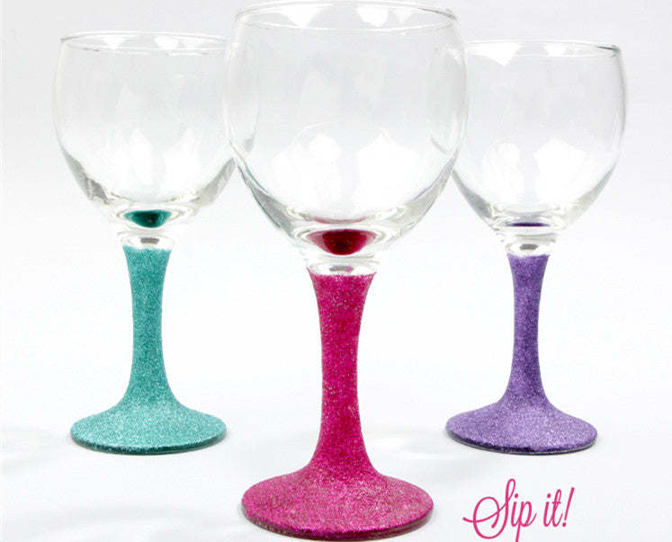 Put some more sparkle in your life with these pretty DIY glitter wine glasses!